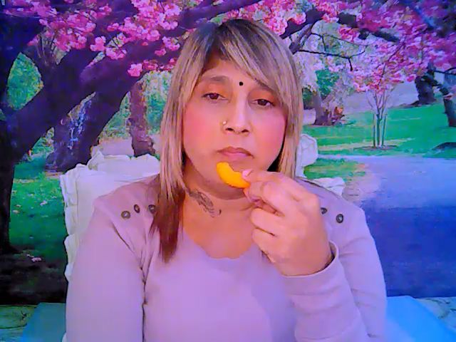 Live sex webcam photo for Roxyfoxy69 #263186622