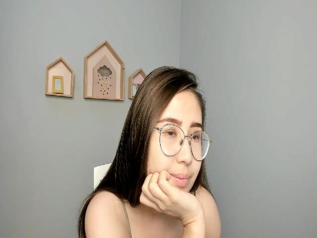 Live sex webcam photo for KimiNei #263957533