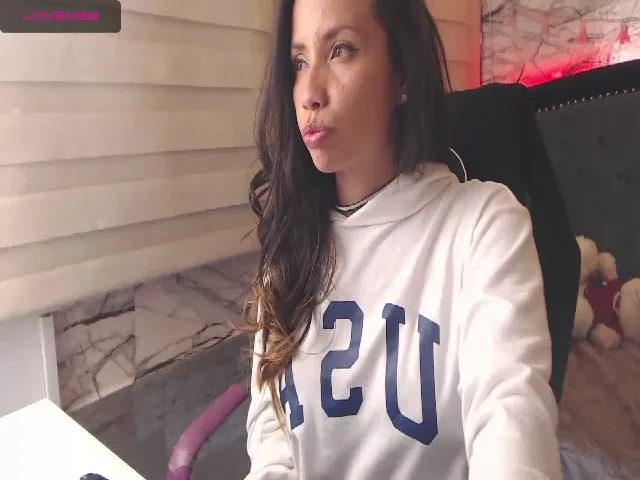 Live sex webcam photo for Karolkim018 #260540869