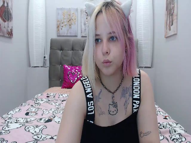 Live sex webcam photo for Helokit #254416323