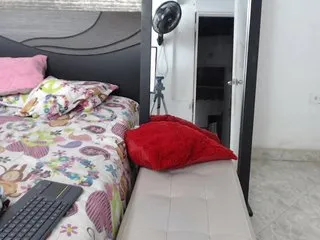 Live sex webcam photo for KiaraKaneel #240673056