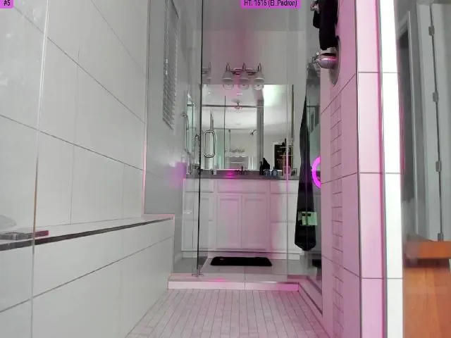 Live sex webcam photo for KasaraWood #254013178