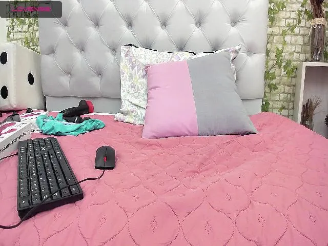 Live sex webcam photo for HilaryMoon #254733845