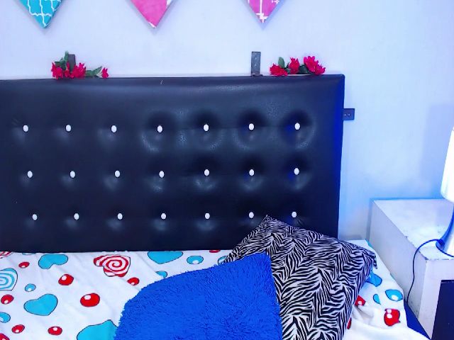 Live sex webcam photo for CandyShoww #254922559