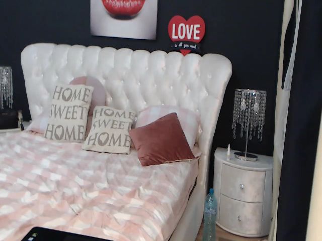 Live sex webcam photo for BlondeeFairy #253181963