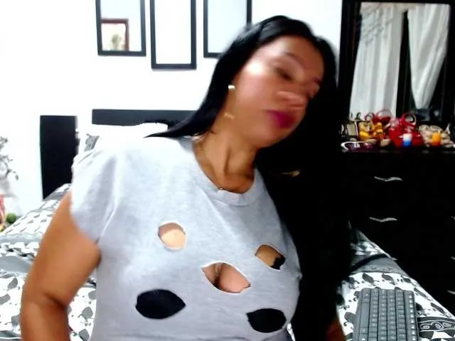 Live sex webcam photo for DIVASEX99 #255486378