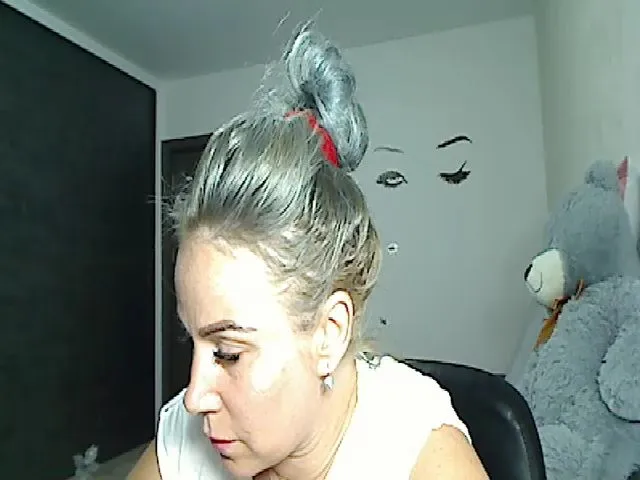 Live sex webcam photo for Yourmilf24 #260689300