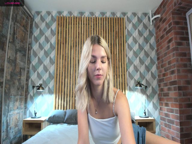 Live sex webcam photo for AmiaLee #263089982