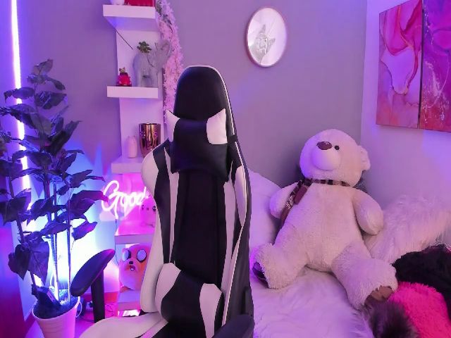 Live sex webcam photo for SaraValennn #263363697