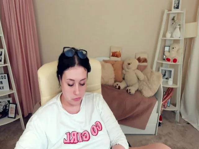 Live sex webcam photo for SerahMirabeli #263584655