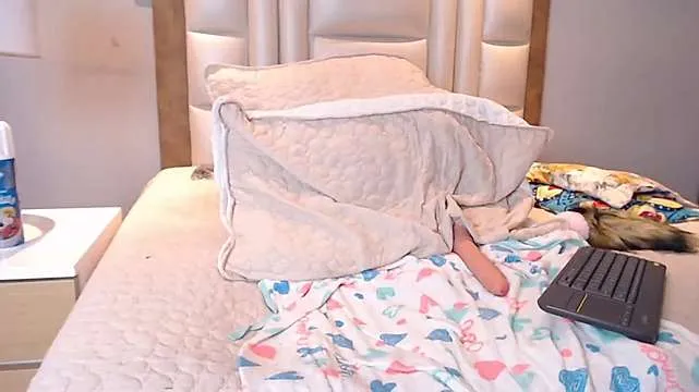 Live sex webcam photo for CarolHorny #252054722