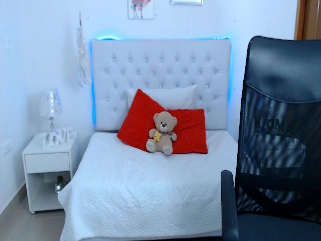 Live sex webcam photo for Antonella_lpz #260986759