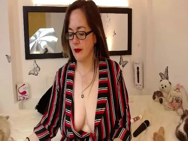 Live sex webcam photo for Juliannemore #260980875