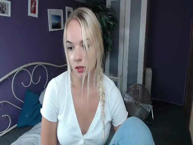 Live sex webcam photo for JoanQueen #256284635