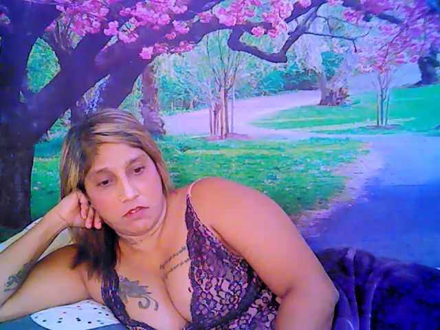 Live sex webcam photo for Roxyfoxy69 #253633140