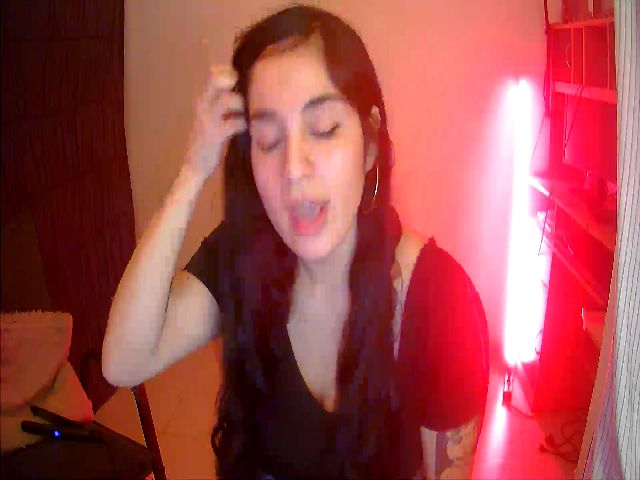 Live sex webcam photo for Emmalovesit #253622178