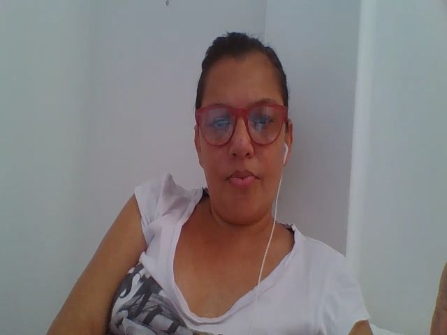 Live sex webcam photo for SweetLola01 #255380550