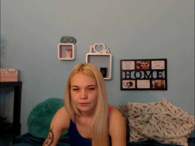 Live sex webcam photo for AnnaHappy18 #244647228