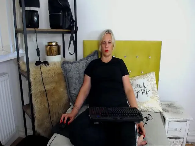 Live sex webcam photo for LuisaSexy69 #260538814