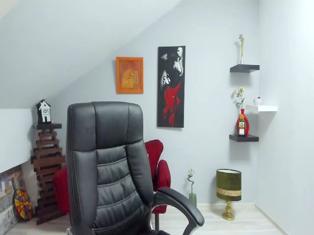 Live sex webcam photo for LizzieBrie #259055449