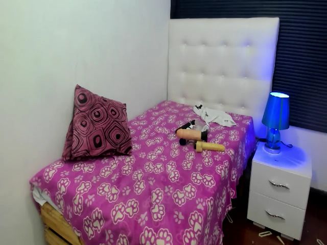 Live sex webcam photo for sexyfox_18 #261807228