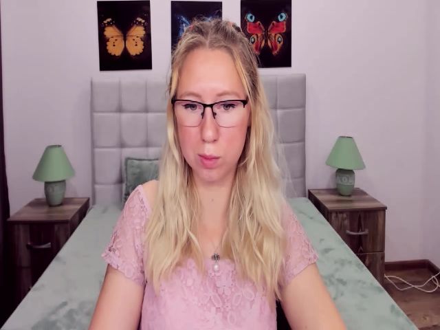 Live sex webcam photo for LizaSwan #255039546