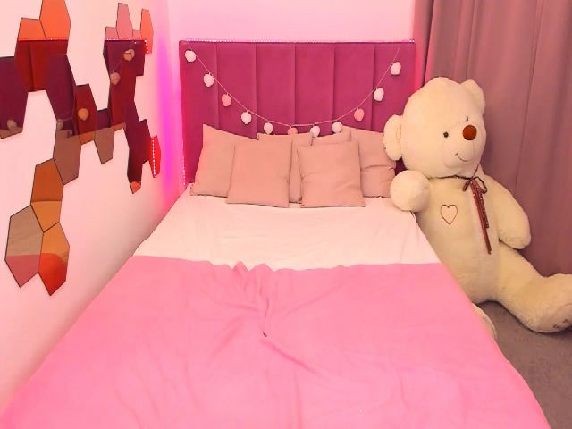 Live sex webcam photo for RedCat18 #260959108