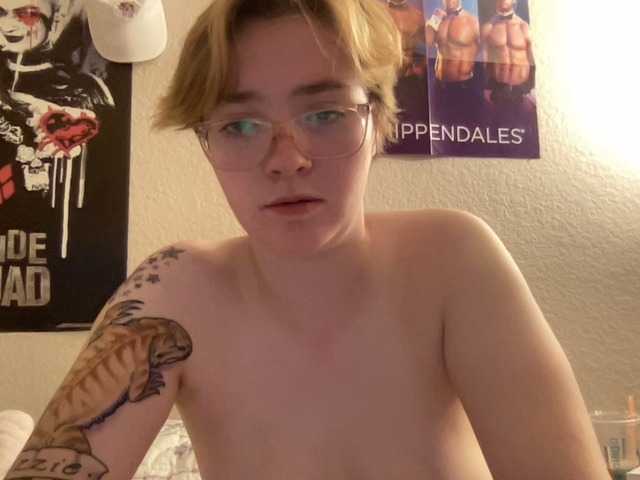 Live sex webcam photo for CandyBurger21 #244394934