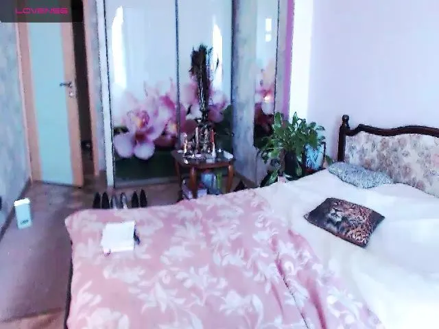 Live sex webcam photo for JuliannaLux #254745689