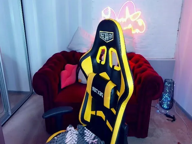 Live sex webcam photo for WhiteFoxi #261032180