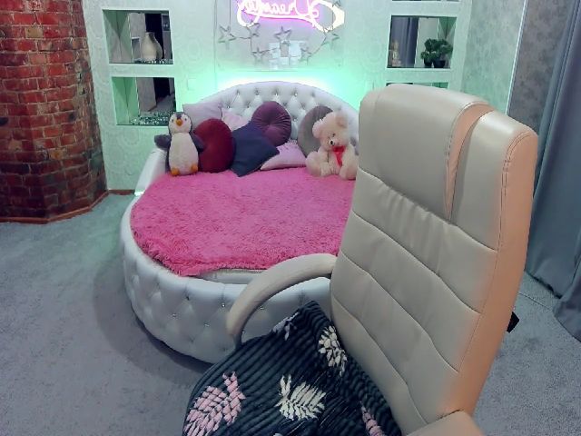 Live sex webcam photo for WhiteFoxi #252584677