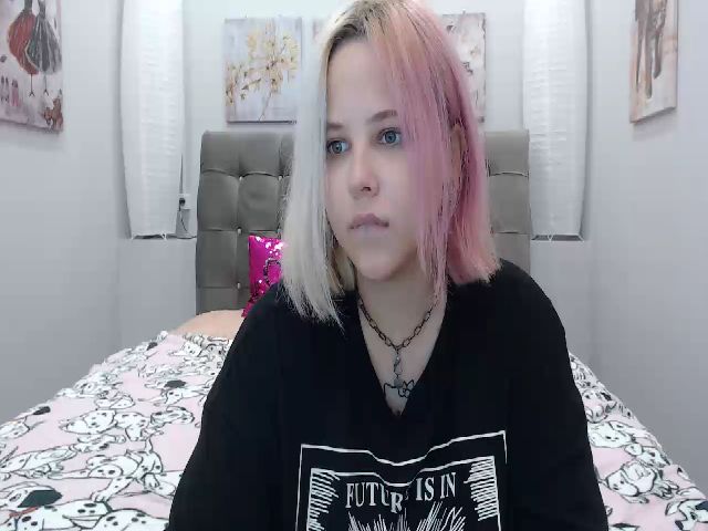 Live sex webcam photo for Helokit #254699939