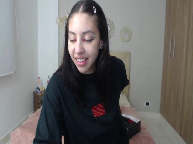 Live sex webcam photo for Emily_evans18 #254376350