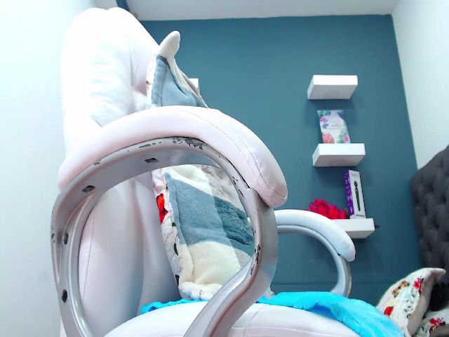 Live sex webcam photo for HANNAH_19 #252887747