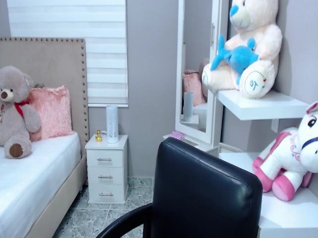 Live sex webcam photo for Emacollins #264639077