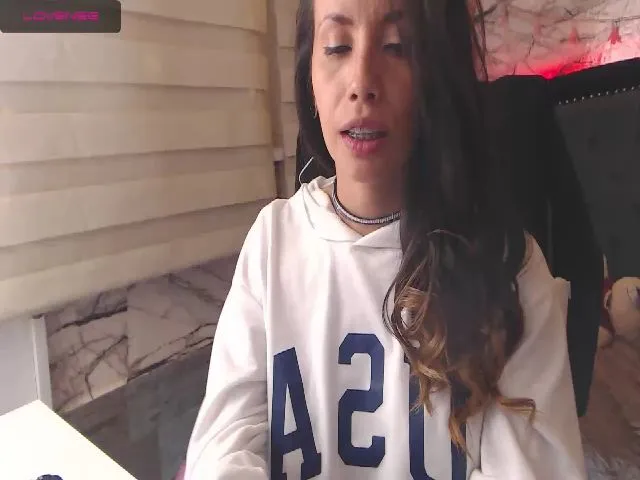 Live sex webcam photo for Karolkim018 #260555152