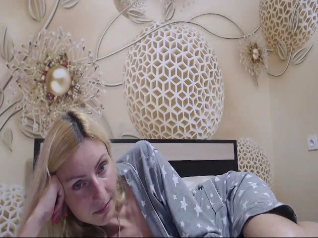 Live sex webcam photo for MeltingJulia #255746151