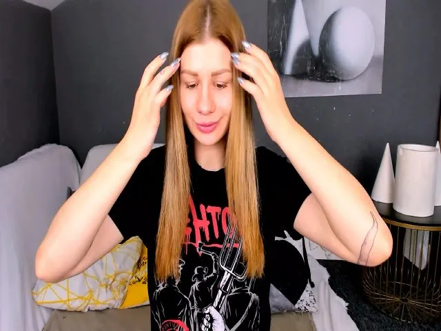 Live sex webcam photo for JuicyHelenX #258802809