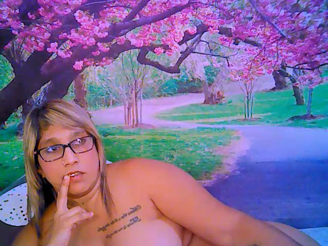 Live sex webcam photo for Roxyfoxy69 #252465982