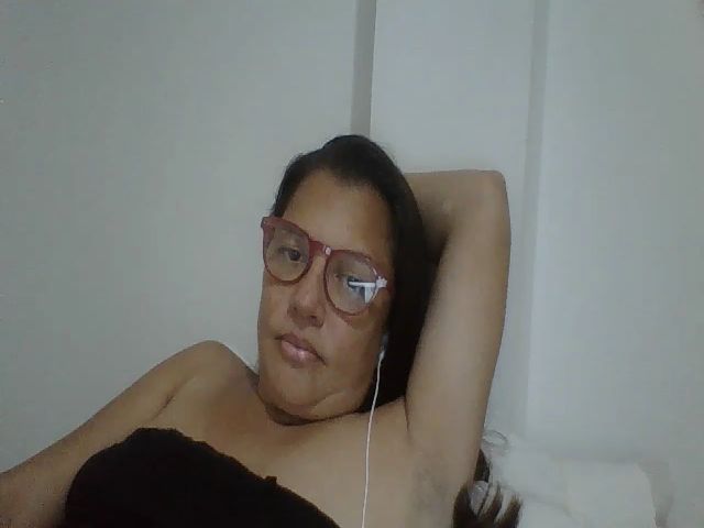 Live sex webcam photo for SweetLola01 #255214170