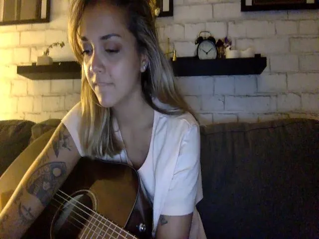 Live sex webcam photo for KennyLux #260356575