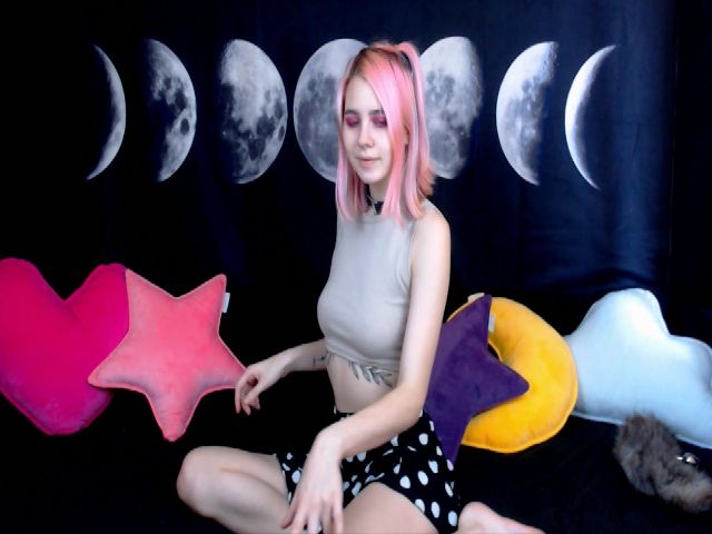 Live sex webcam photo for Lovelymiracle #254796391