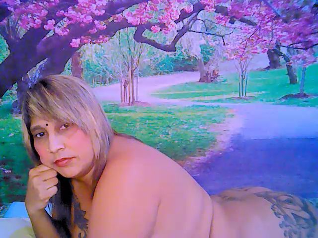 Live sex webcam photo for Roxyfoxy69 #256842843