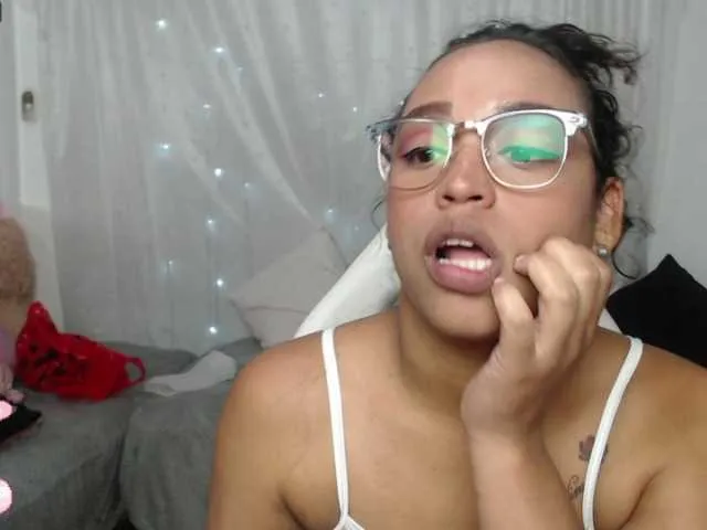 Live sex webcam photo for Angeluxxx #241227564