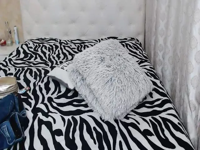 Live sex webcam photo for Sweetyrosses #252348065