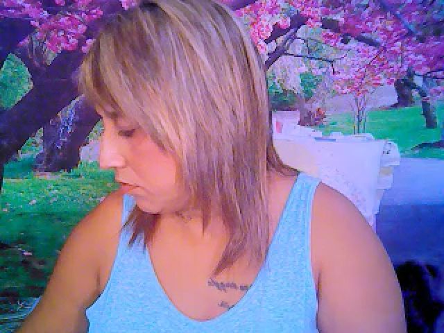 Live sex webcam photo for Roxyfoxy69 #257290551