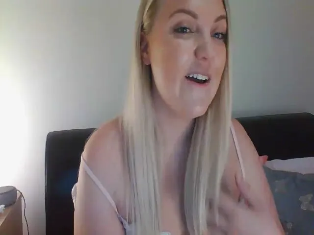 Live sex webcam photo for JessyLou #258301969