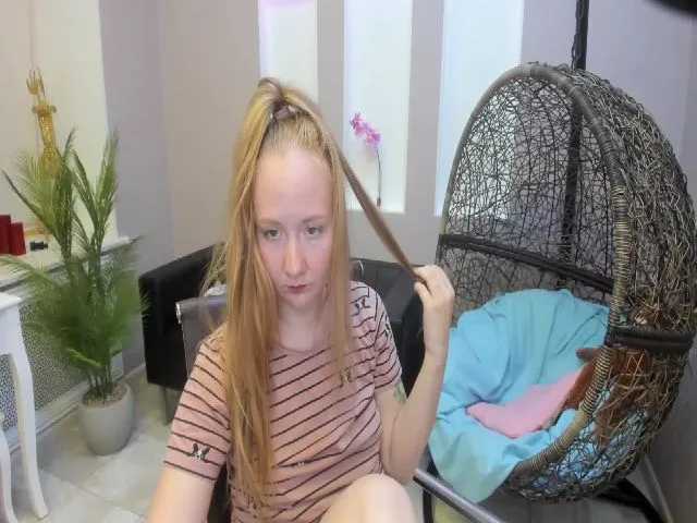 Live sex webcam photo for StunningKelly #255578955