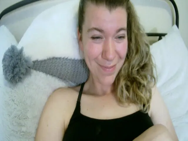 Live sex webcam photo for Trixiegirl3 #260686543