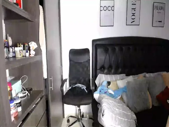 Live sex webcam photo for Valen_giraldo #258365871